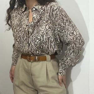 Chemisier vintage à imprimé serpent - Viscose, boutonné, manches longues, tons terre neutres - Taille S