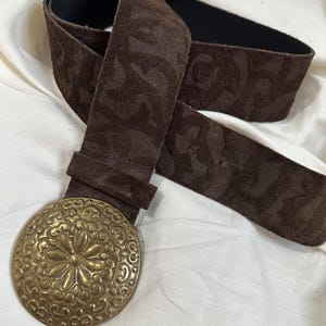 Vintage brown suede leather belt with subtle animal print embossing and large antique brass buckle – boho western style