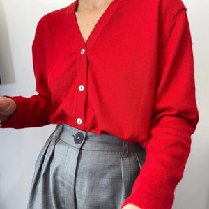 Vintage rode fijngebreide trui met V-hals van merinowolmix – minimalistische herfst-/wintertrui – maat M