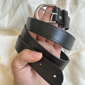 Cinturón vintage de piel negra con hebilla plateada: cinturón minimalista y fino, talla L.