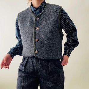 Vintage thick knit wool vest in charcoal grey with olive trim – S-M