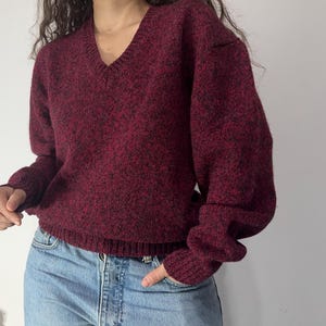 Vintage bordeauxrode wollen trui met V-hals, oversized pasvorm, rustieke textuur, maat M-L