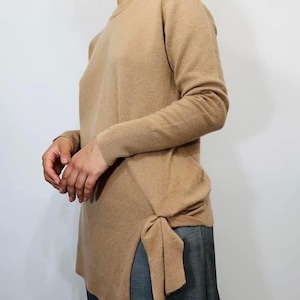Vintage camel cashmere sweater – asymmetrical hem, crew neck, 100% cashmere – size S-M