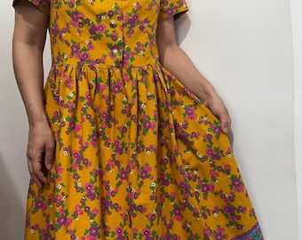 Vestido vintage de algodón con estampado floral, cuello con volantes amarillo y morado, talla M