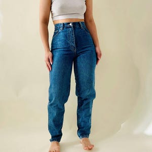 Vintage high-waisted mom jeans – 90s classic blue tapered denim – size S