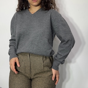 Vintage grey fine knit merino wool sweater – classic V-neck, soft blend – size M petites