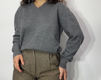 Suéter vintage de lana merino de punto fino gris, cuello en V clásico, mezcla suave, talla M pequeña