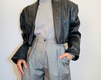 Vintage kurze schwarze Lederjacke mit Nieten-Details, Größe M-L
