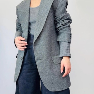Vintage grey wool blazer with structured shoulders and tweed texture – thick oversized minimalist blazer – size M tall