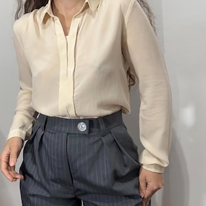 Vintage cream silk blouse – classic collar & hidden buttons – size xs-s