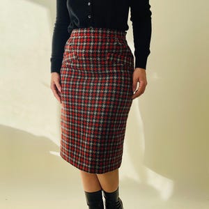 Vintage red houndstooth wool pencil skirt / high-waisted fitted skirt / winter office classic / size XS