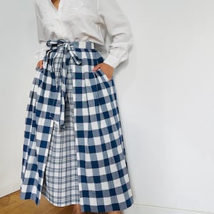 Vintage navy checkered pleated midi skirt with tie detail • size XS
