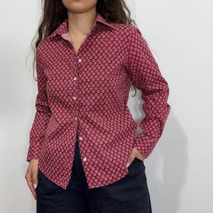 Vintage red cotton blouse with floral print – fitted button-up shirt – size S petite