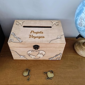 Boite à projets, urne, tirelire, cagnotte pour voyage, en bois gravée, décoration découpe en bois