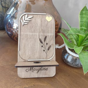 Porta celular de madera personalizable