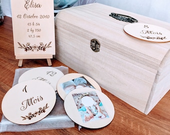 Cartes étapes bébé, avec pancarte et photos souvenirs, en bois et personnalisable.