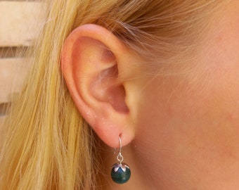 Aretes minimalistas de plata 925 con malaquita. Pendientes para mujer. Minimalist earrings with natural malachite.