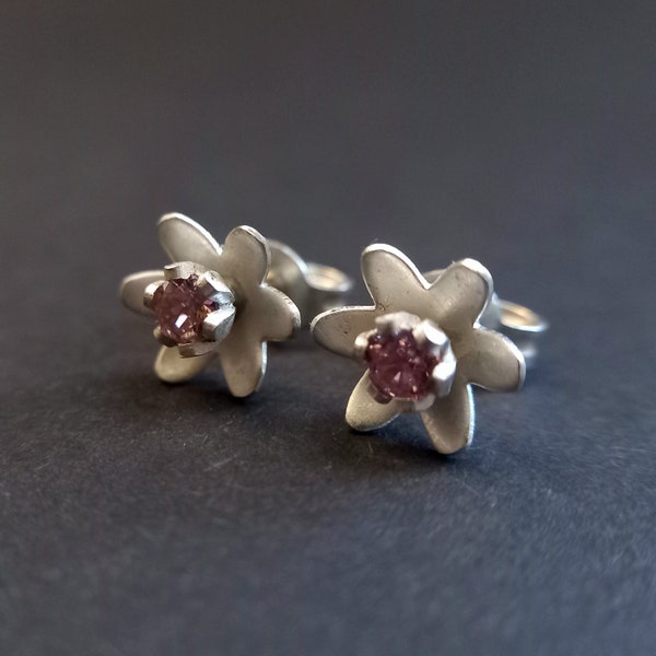 Pendientes florales con circonitas plateadas. Pendientes hechos a mano.