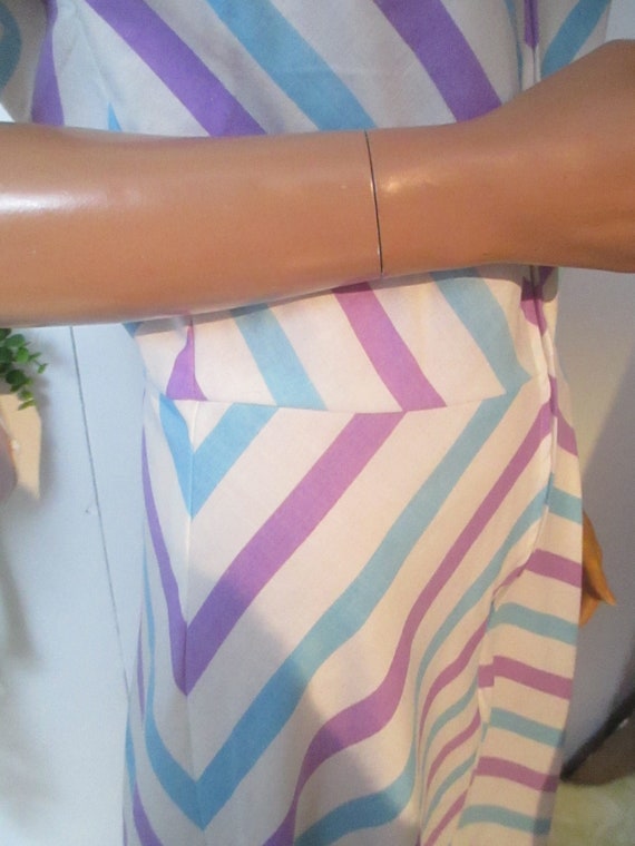 Vintage 1970s A-line White Lilac Blue Chevron Str… - image 5