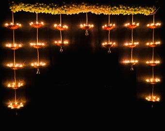 Toran de puerta indio hecho a mano con 21 diyas, 7 campanas de latón con 3 cuerdas de mogra