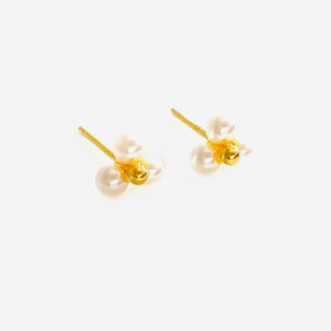 Cute Pearl Flower studs • Flower Pearl earrings • Earrings studs • Small stud earrings • Small minimalist earring • Stud earring, Minimalist
