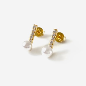 Pearl drop line studs • Pearl antique earrings • Earrings stud • Small stud earrings • Small minimalist earrings • Stud earring • Minimalist
