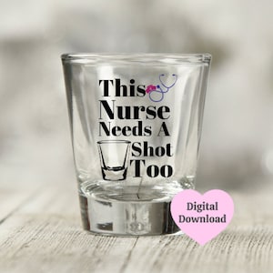 Può includere: Un bicchierino di vetro trasparente con la scritta "This Nurse Needs A Shot Too" stampata su di esso. Un'immagine di stetoscopio è sopra il testo. Il bicchierino è appoggiato su una superficie di legno. Un cuore rosa con la scritta "Download digitale" è nell'angolo in basso a destra dell'immagine.