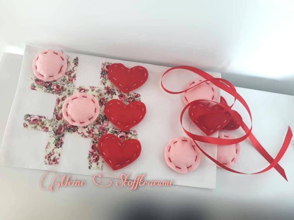 Tic Tac Toe love theme game with fabric bag, felt hearts and "O", handmade travel game, on the go game, road trip mini game, love gift game