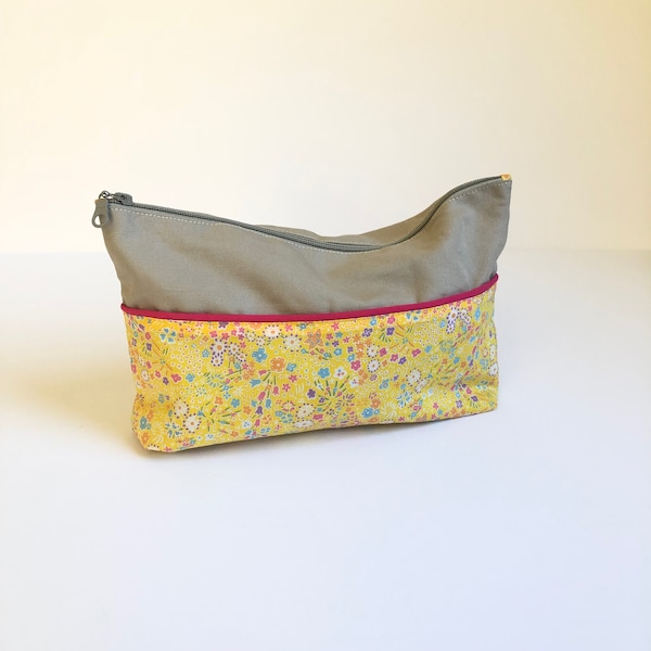 Liberty Pouch.  Liberty Makeup Pouch.  Liberty Fabric Accessory pouch. Liberty Pencil Case.  Floral Liberty Cosmetic Bag. Trousse Liberty