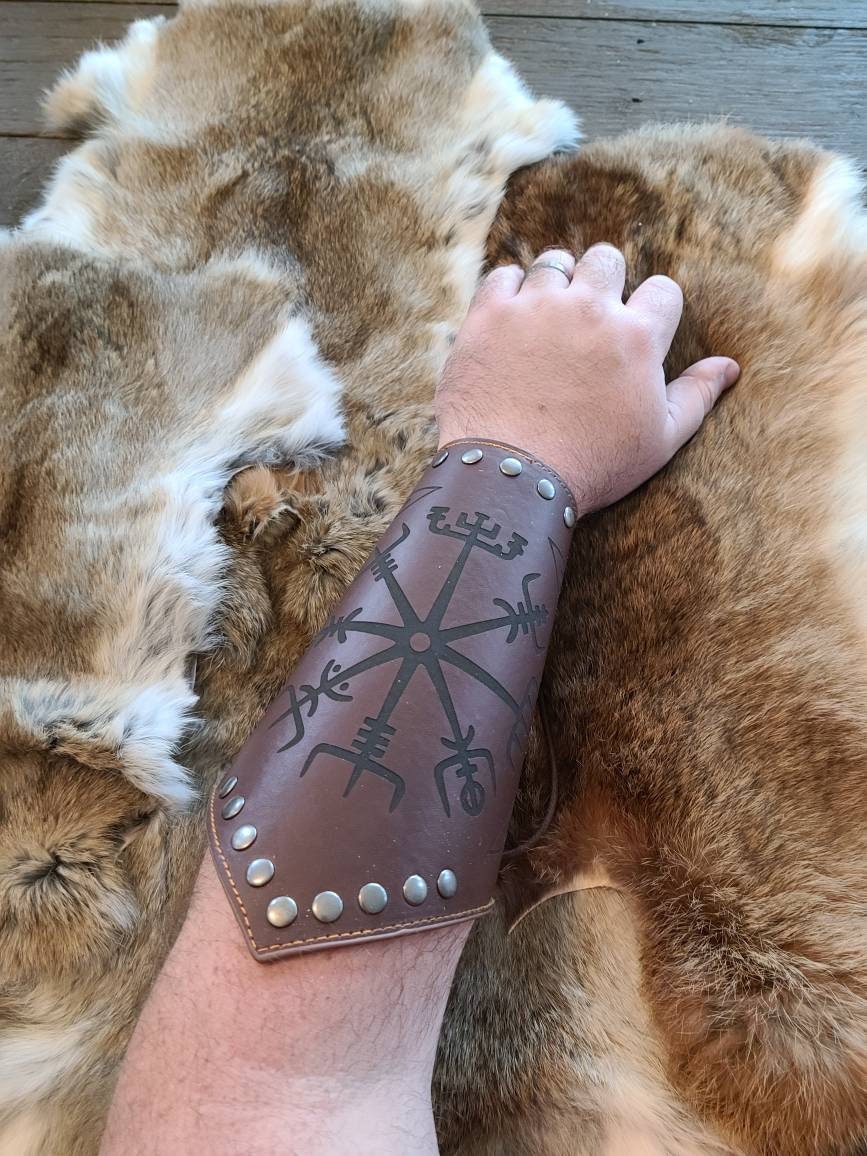 Viking Thor's Hammer Leather Bracers, Nordic Men Medieval Guards Knight Arm  Archery Armor, for LARP Halloween Cosplay Wrist Guard (Color : Thor Hammer  Brown, Size : 18X13cm) : : Clothing, Shoes & Accessories