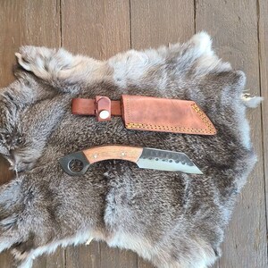 以下が含まれることがあります： つや消し仕上げの、斑点模様のセラミックマグカップ3個セット。マグカップはクリーム色、ライトグレー、ダークグレーの3色です。各マグカップはシンプルでミニマリストなデザインで、丸みを帯びたハンドルが付いています。