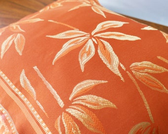 Housse de coussin orange motif fleurs dorées