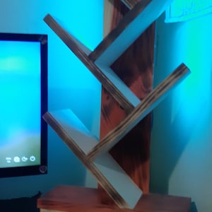 LEDライト付きの自立型CD、DVD、ブルーレイ棚。手作りの木製ディスプレイラック。