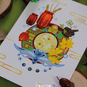 Peut inclure: Une impression d'art blanche avec une illustration colorée. Elle présente une lune jaune au centre, entourée de lanternes rouges, de fleurs jaunes et d'un emblème bleu. Le texte "Le Crayon de Lune" est visible en bas à droite.