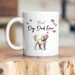 Op de afbeelding: Witte keramische mok met een bruine hondenillustratie en de tekst "Best Dog Dad Ever".