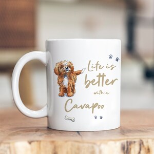 Taza de cerámica roja y blanca Life is Better Cavapoo