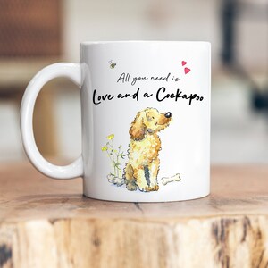 Amour et une tasse en céramique Cockapoo