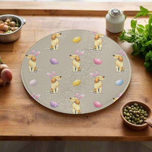 Op de afbeelding: Een witte keramische mok met een zwarte handgreep en de tekst "But First, Coffee" in een vetgedrukte, zwarte letter. De mok staat tegen een vage achtergrond, wat een gezellige setting suggereert.