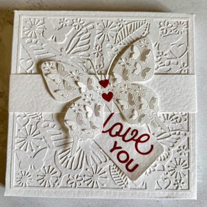 Handgemaakte vlinderdoos van 6 inch met vlinderband en label - de perfecte doos voor de magische momentkaart