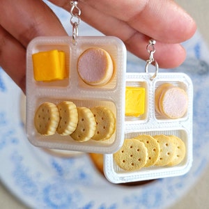 Pendientes artesanales con forma de galletas y queso: joyería de arcilla polimérica con temática de comida.