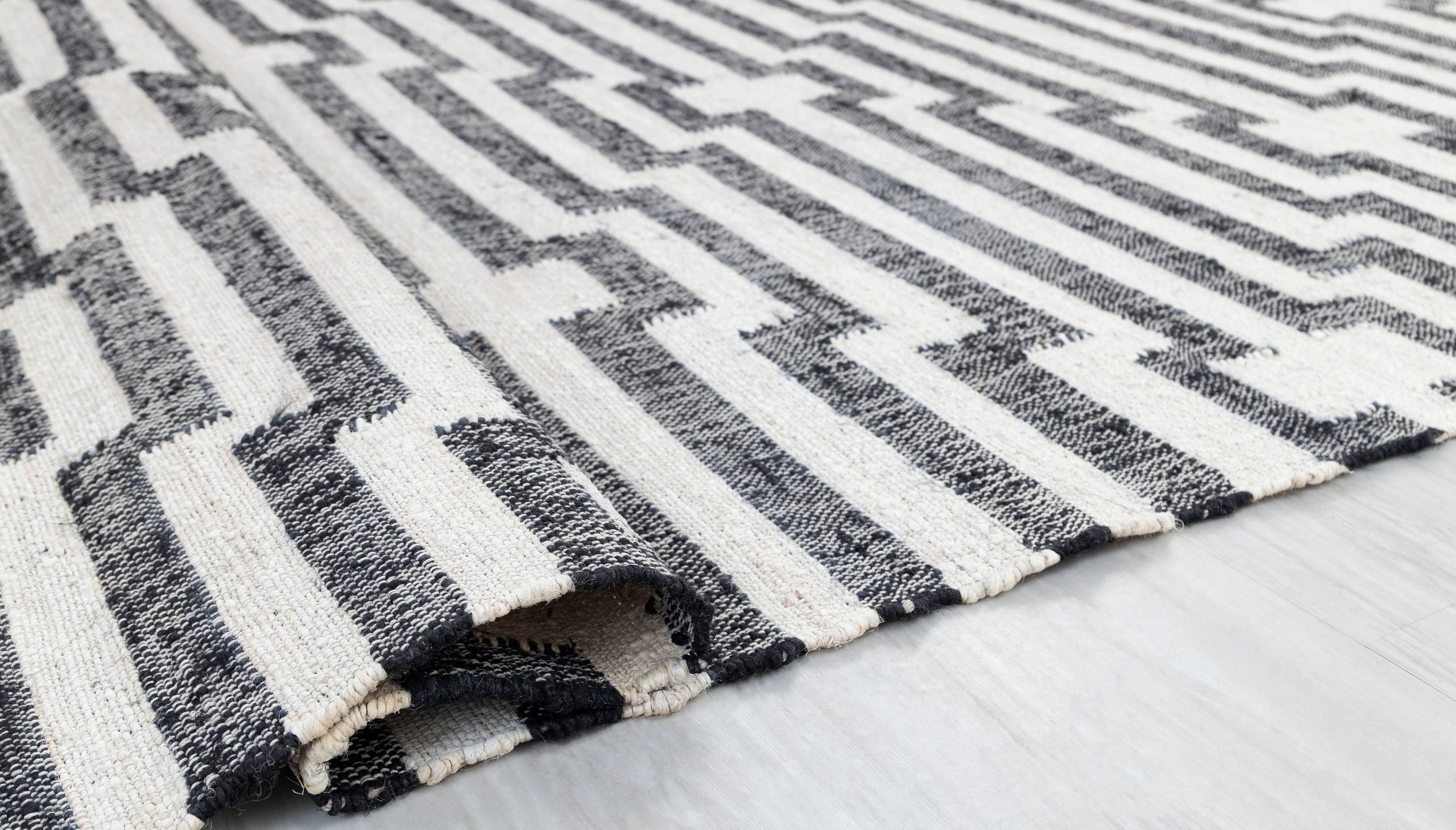 ボヘミアンスタイル ラグ 白黒 幾何学模様 ジュート ホワイト ブラック 幾何学模様 高品質 手織り プレミアム品質