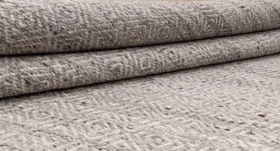 グレーアイボリーのモダンな幾何学模様の手織りウール平織りラグ