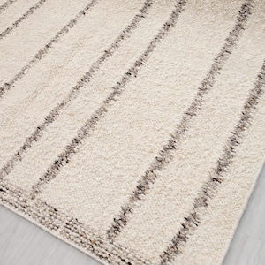 Alfombra de lana gris crema de inspiración marroquí, diseño tejido a mano, decoración bohemia inspirada en la decoración-hwd-5. Personaliza en cualquier tamaño.