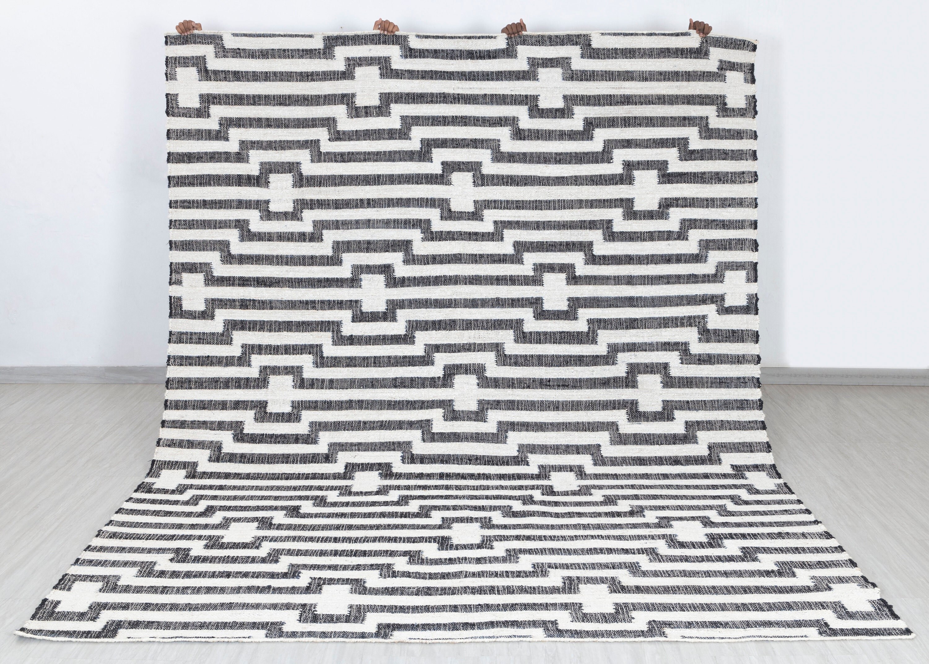 ボヘミアンスタイル ラグ 白黒 幾何学模様 ボヘミアン風の白黒ラウンドラグ | トライバル幾何学模様カーペット