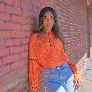 Top orange en dentelle
