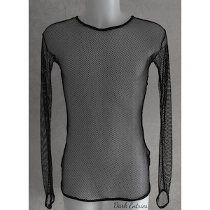 Puede incluir: Una camiseta negra de manga larga hecha de tela de malla fina con cuello redondo y orificios para los pulgares en los puños. La prenda presenta una textura semitransparente tipo rejilla en el cuerpo y las mangas. El texto Dark Entries es visible abajo.