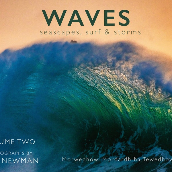 Cornish WAVES - Photo Book - Volume Two - Livre photo relié sur table basse contenant des photographies de vagues, de surf et de tempêtes en Cornouailles