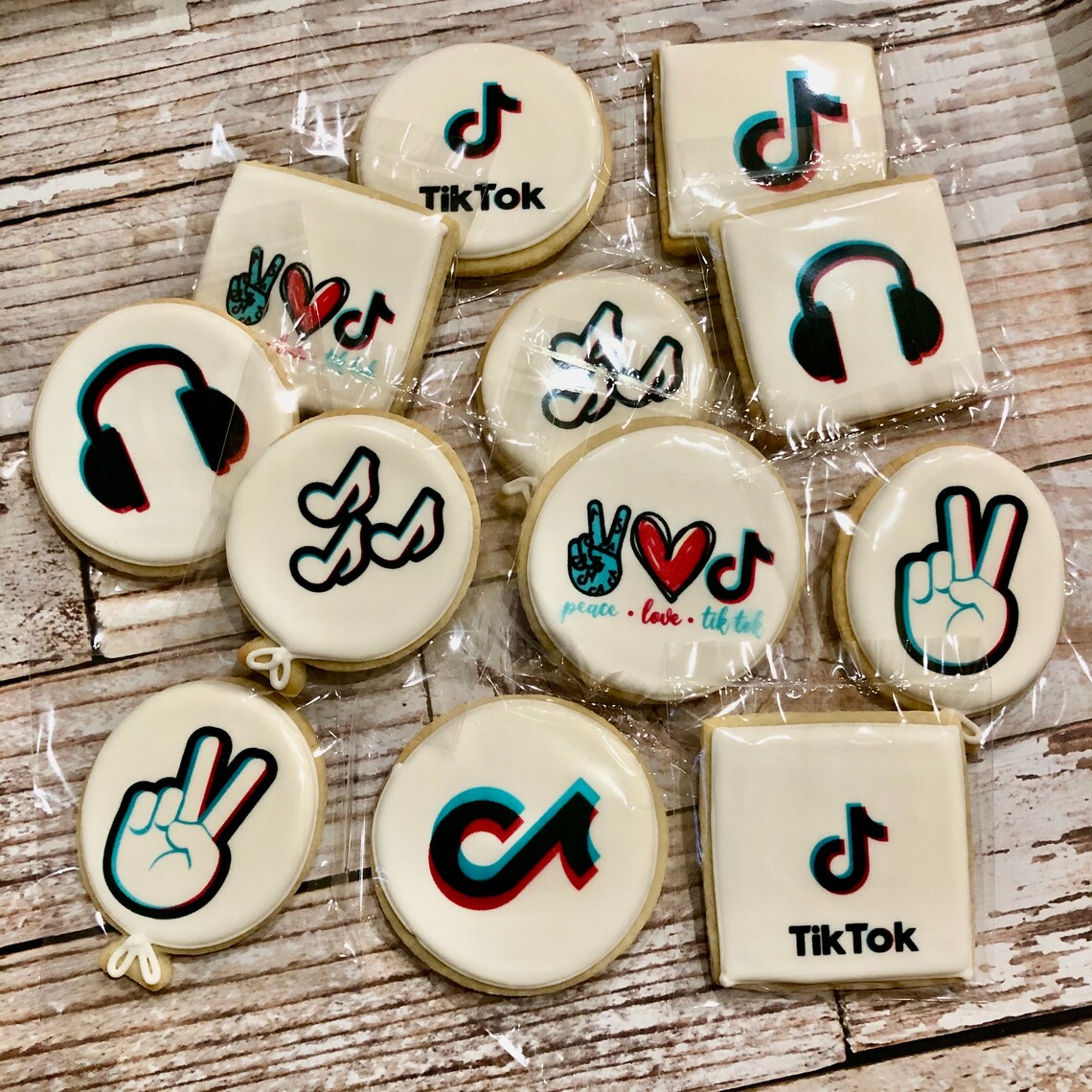 пряники леди баг и супер кот. крекер tuc со сметаной и луком 100гр. печенье погремушка. печенье тик ток. имбирный пряник наушники.