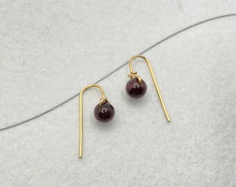 Gold and garnet bead pull through earrings, gold earring, modern minimalist earrings, modern crystal bead earrings, gold filled wire earring