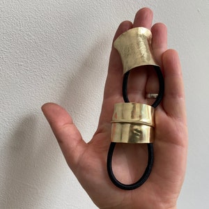 Copri coda di cavallo dorato chic, fermaglio per capelli dorato minimalista fatto a mano per donna, copri coda di cavallo in ottone piegato, regalo di amicizia, regalo per moglie